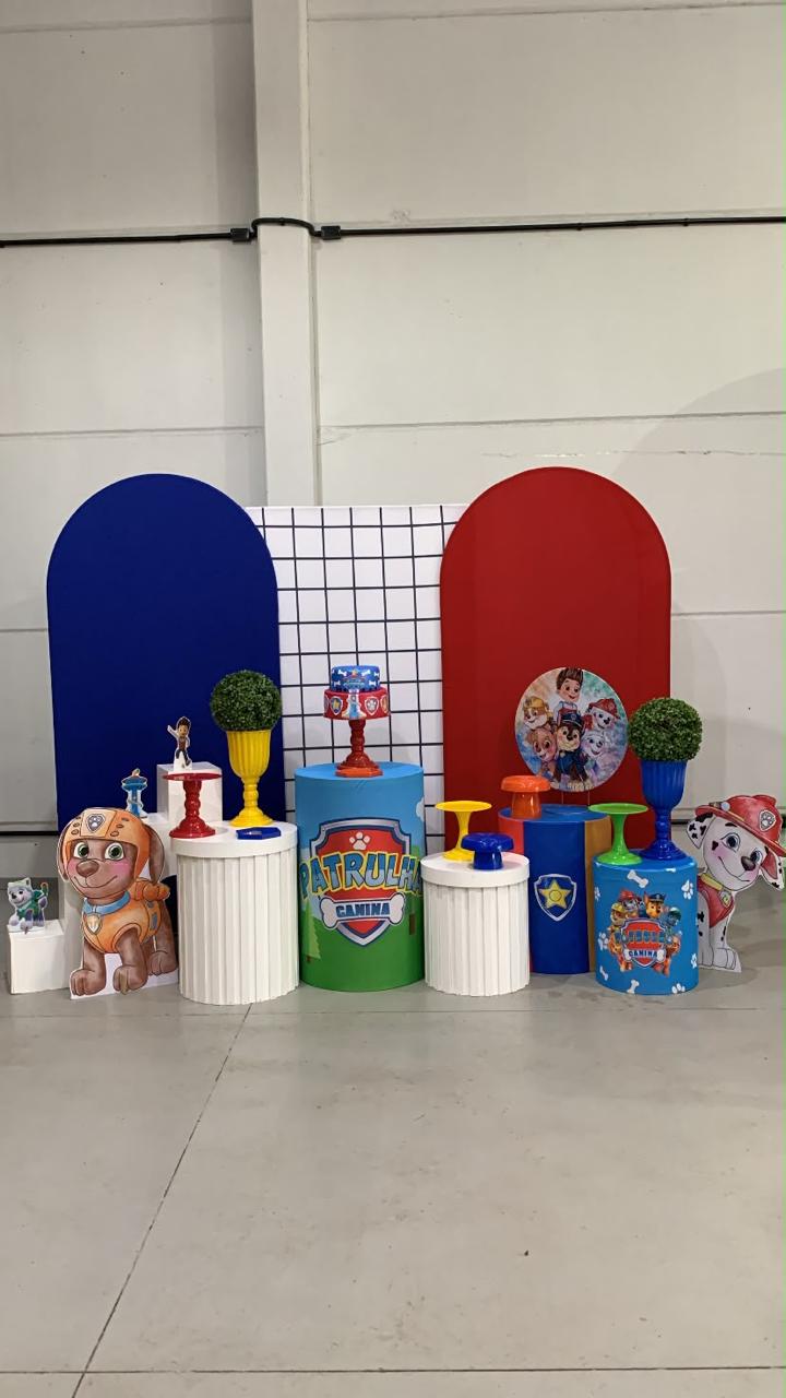 Decoração infantil tema Patrulha Canina com painéis azul e vermelho, cilindros temáticos e displays dos personagens