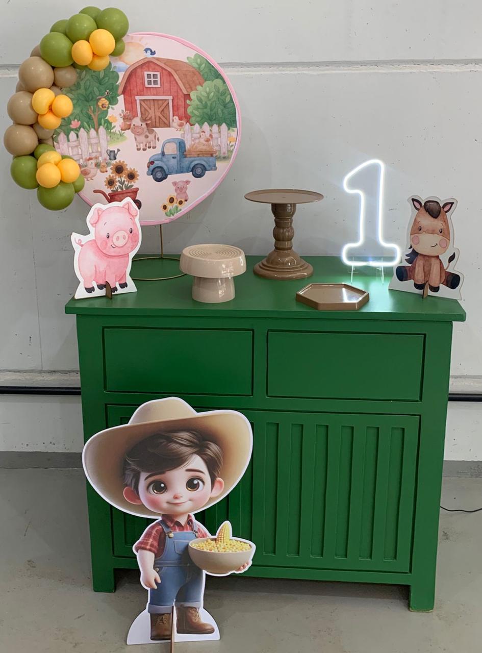 Festa de 1 ano tema fazendinha com painel redondo, neon número 1, displays de animais e cômoda verde