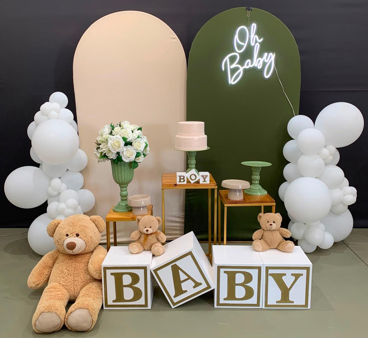 Decoração de chá de bebê com painéis nude e verde oliva, neon Oh Baby, cubos BABY e ursos de pelúcia